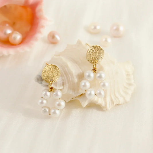 Vergoldete Ohrringe mit echten Perlen auf Muschel, edler Perlenschmuck, elegant
