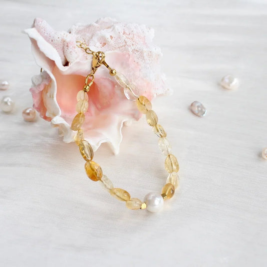 Armband mit gelben Edelsteinen und echter Perle, vergoldeter Verschluss, Muschel-Deko