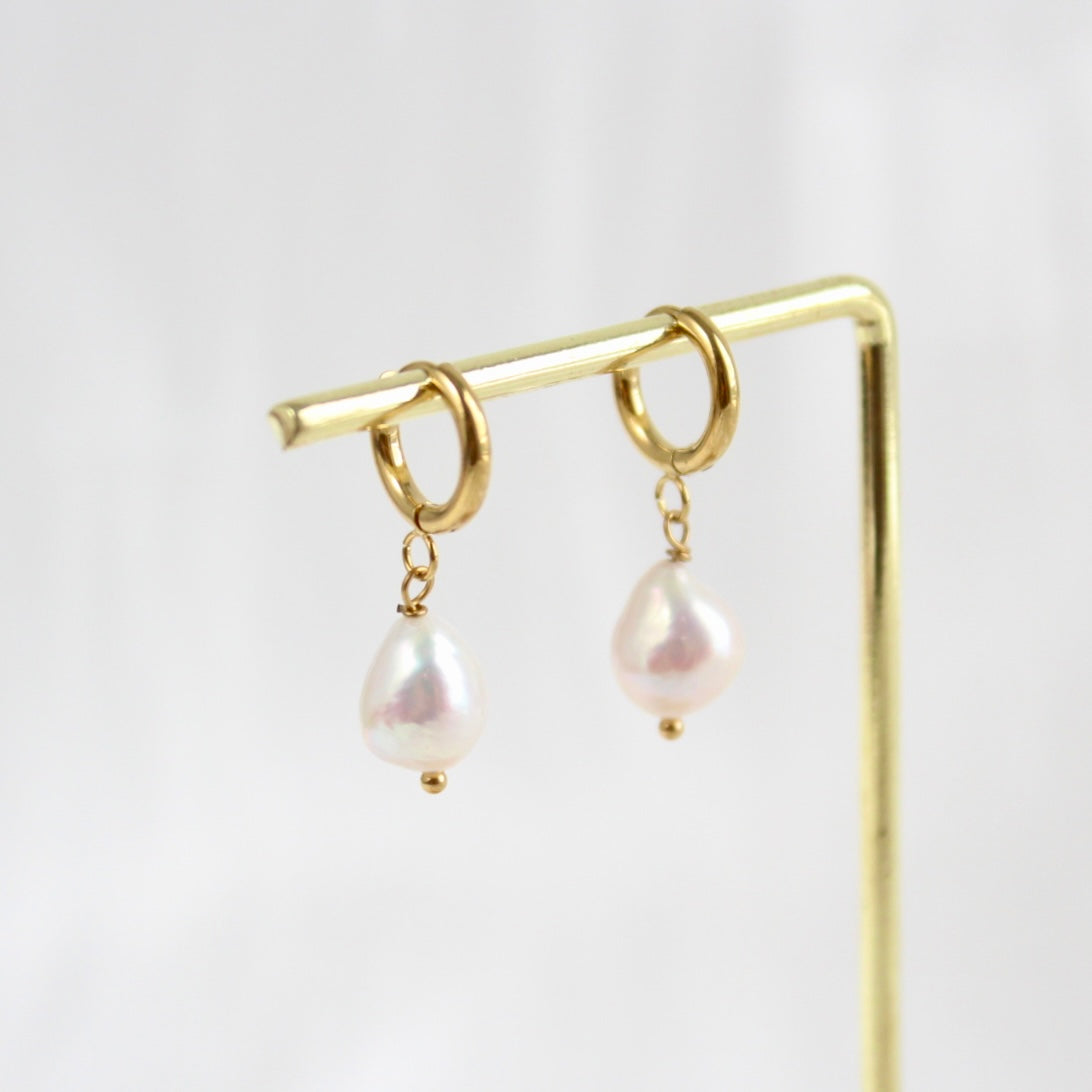 Angela|Klassische Creolen mit Barockperle