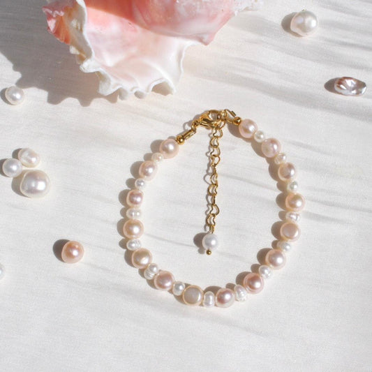 Bailey|Hübsche rosa und weisse Perlen Armkette - JK Jewelry & Accessories