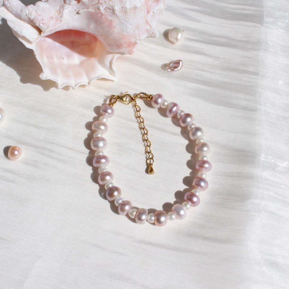 Elianna|Elegante violette und weisse Perlen Armkette - JK Jewelry & Accessories