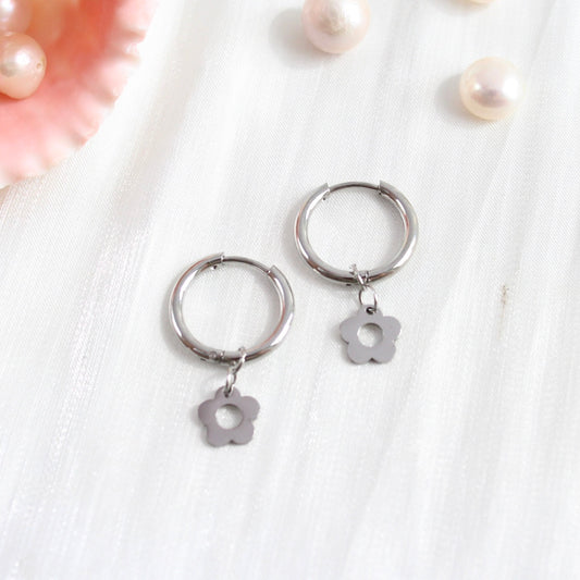 Olivia|Klassische Creolen mit Blume