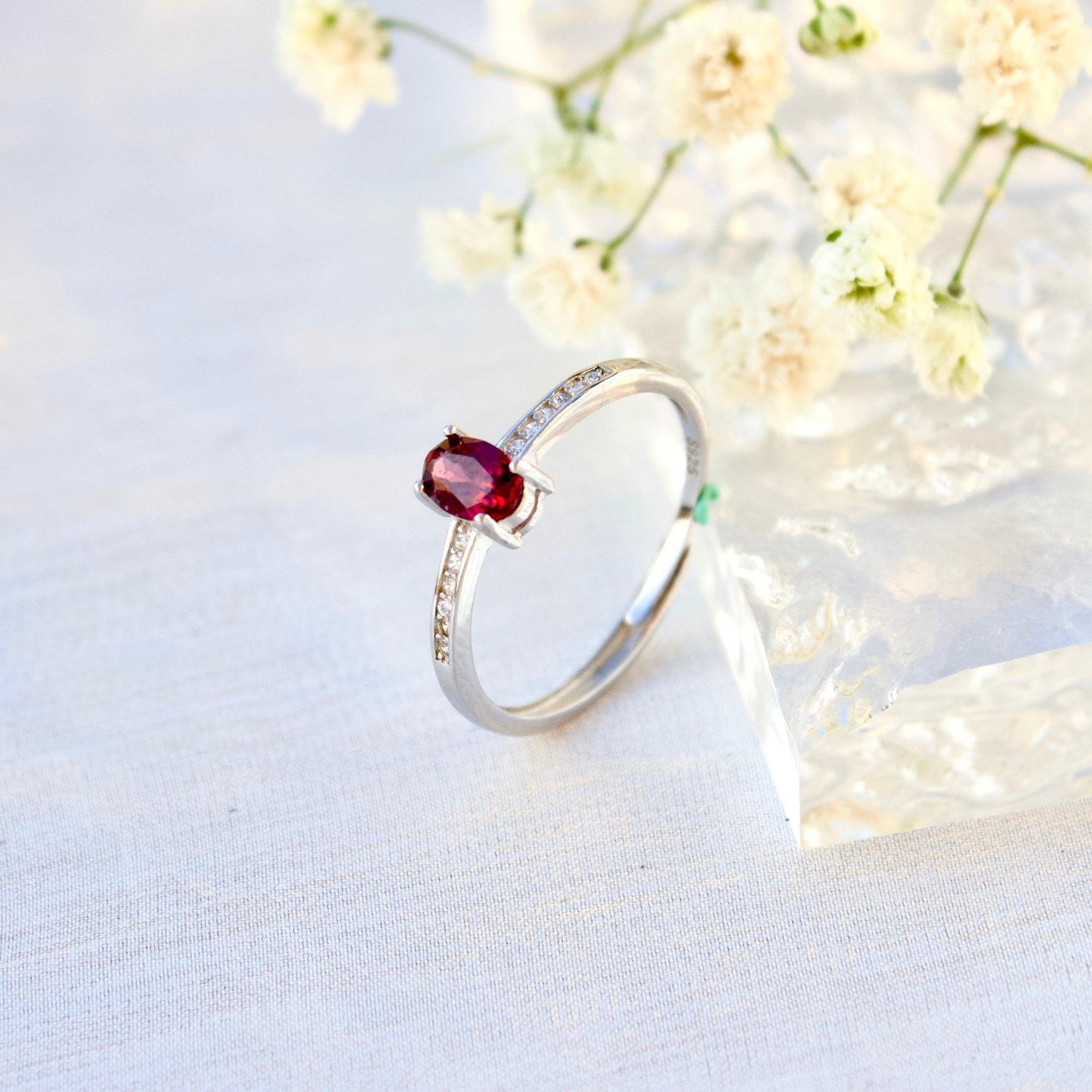 Vier-Klauen ovaler Granat - JK Jewelry & Accessories