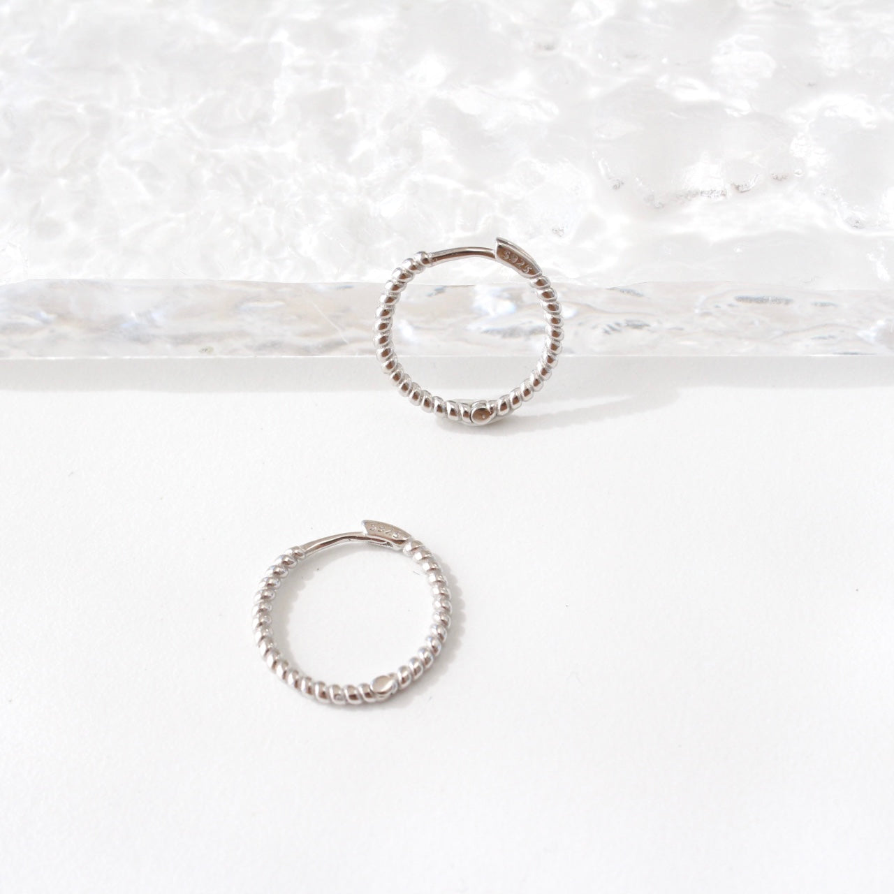 Inaya | Twist hoop earrings