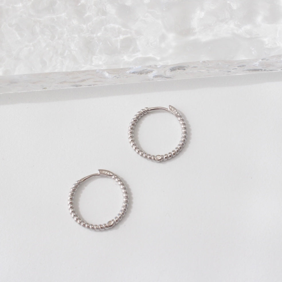 Inaya | Twist hoop earrings