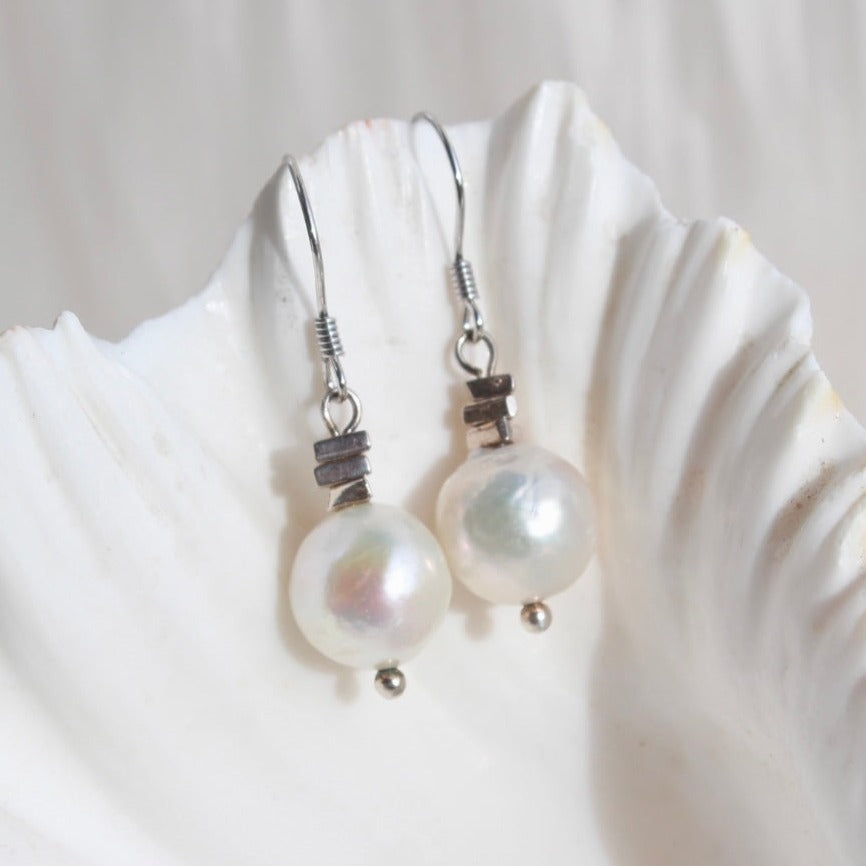 Amalia | Klassische Ohrhaken mit 10mm Perlen - JK Jewelry & Accessories