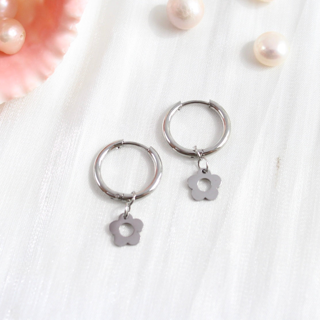 Olivia｜Klassische Creolen mit Blume
