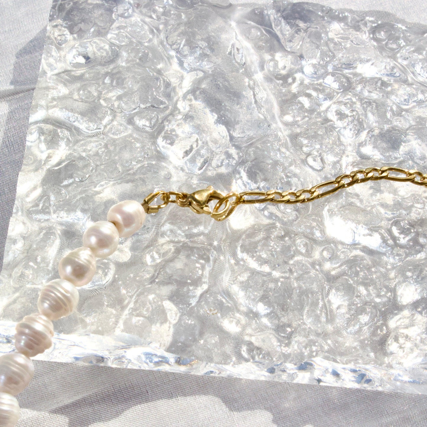 Ashley | Abstrakter Wassertropfen mit Perlenkette - JK Jewelry & Accessories