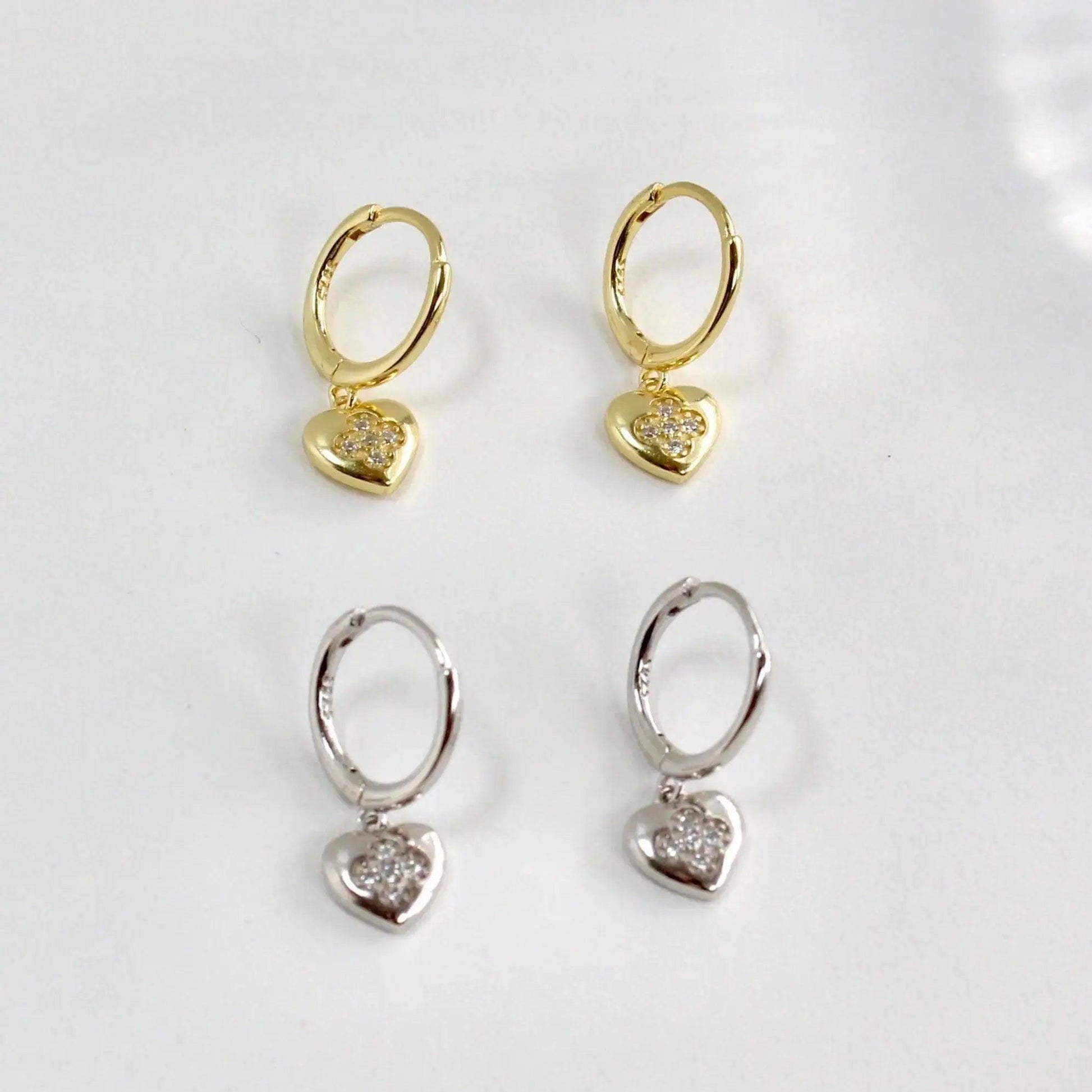 Orecchini con Nome Contorno del Cuore con Diamante 0,05 ct in Argento Sterling Orecchini con Nome Contorno del Cuore con Diamante 0,05 ct in Argento Sterling